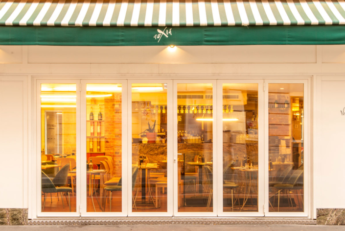 Portes accordéons blanches pour un café-restaurant